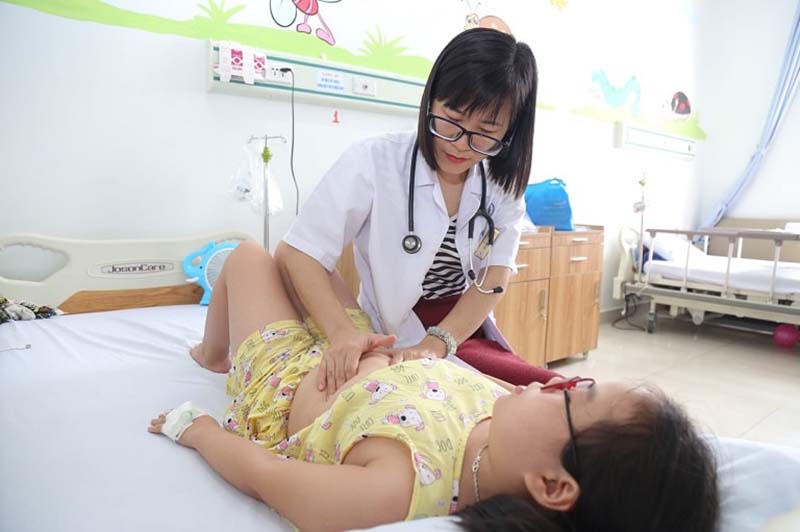 Khi trẻ bị viêm âm đạo, bố mẹ nên đưa bé đi khám sớm để được các bác sĩ có chuyên môn chỉ ra hướng điều trị tốt nhất